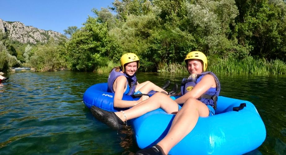 Samen drijven tijdens rivertubing Samen drijven tijdens rivertubing
